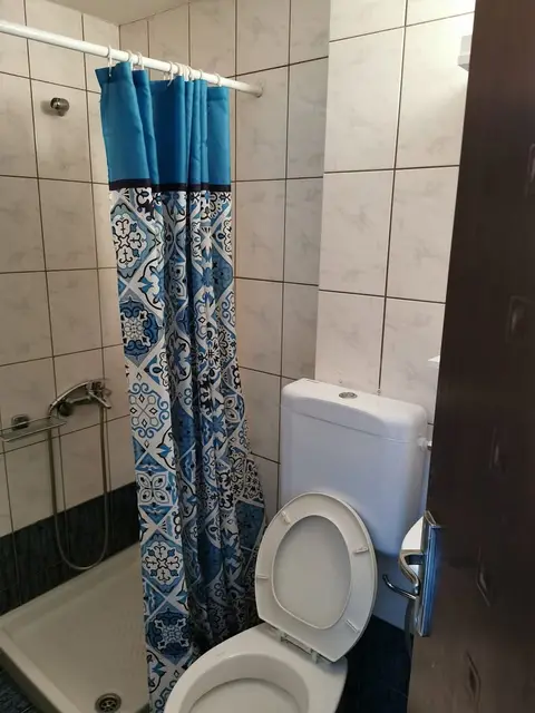 The ground-floor one-bedroom: the bathroom