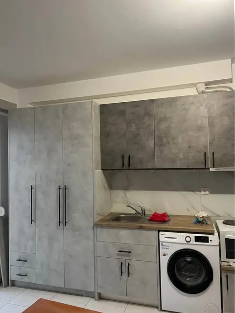 The alcove studio: the wardrobe and the kitchen wall